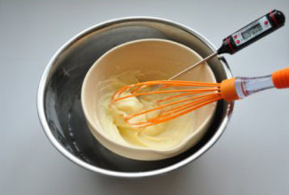 奥利奥杯子乳酪蛋糕 ,将C料混合过筛后，倒入2中搅拌均匀，隔水加热并不停搅拌至65℃离火