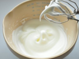 奥利奥杯子乳酪蛋糕 ,将D料中的蛋白加少许柠檬汁并分三次加入细砂糖打发至湿性发泡