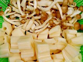 鸭肉莲藕菌菇汤,莲藕洗净去皮，切块清洗干净备用。蟹味菇剪掉根部洗净备用。