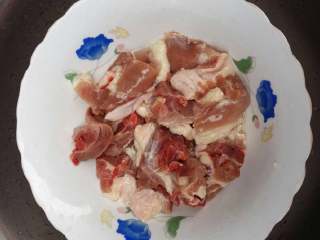 鸭肉莲藕菌菇汤,鸭肉切块洗净备用