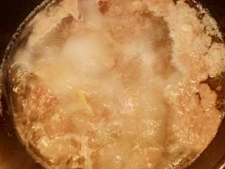 鸭肉莲藕菌菇汤,锅里放水烧开，加入鸭肉块焯一下