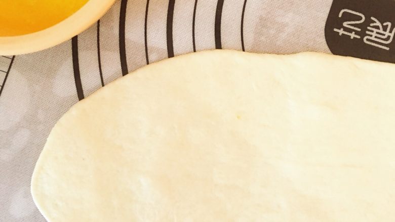 长得像花环的日式炼乳手撕面包,三个醒发好的面团依次擀成长方形，黄油（涂抹用）和炼乳（涂抹用）隔热融化，搅拌均匀涂抹在上面。然后根据模具的纹路切割成大小不一的面片。