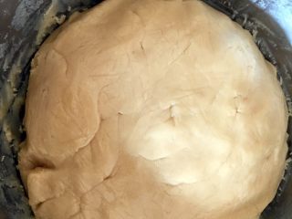 广式绿豆沙蛋黄月饼＋#中秋食饼记#,和成光滑的面团，不粘手就成了。盖保鲜膜入冰箱冷藏一会儿。