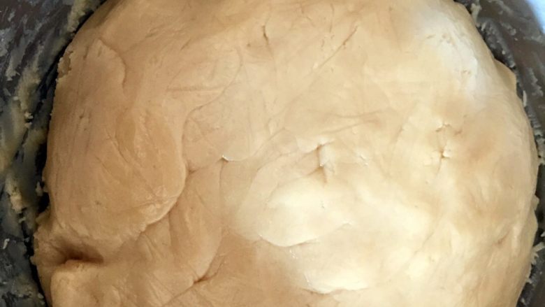 广式绿豆沙蛋黄月饼＋#中秋食饼记#,和成光滑的面团，不粘手就成了。盖保鲜膜入冰箱冷藏一会儿。