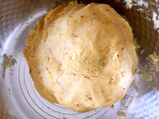 广式绿豆沙蛋黄月饼＋#中秋食饼记#,绿豆沙我是自己炒的（详细步骤见绿豆糕菜谱），这次炒绿豆糕蜂蜜和糖放早了，有点焦但不影响口感。