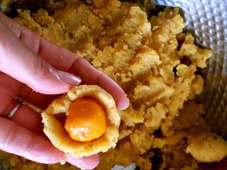 广式绿豆沙蛋黄月饼＋#中秋食饼记#,把绿豆糕捏成碗状，包入蛋黄。