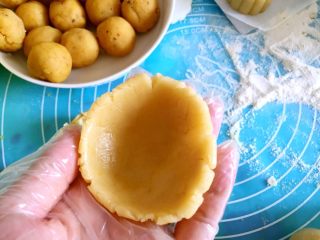 广式绿豆沙蛋黄月饼＋#中秋食饼记#,月饼皮分成20g一份，搓圆捏成碗状。
