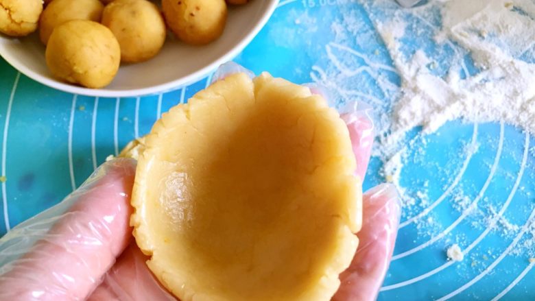 广式绿豆沙蛋黄月饼＋#中秋食饼记#,月饼皮分成20g一份，搓圆捏成碗状。