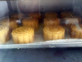 广式绿豆沙蛋黄月饼＋#中秋食饼记#,上下火180度烤30分钟左右，最后几分钟要多观察，月饼表面上色呈金黄色即可，因为每个烤箱的温度有个体差异。