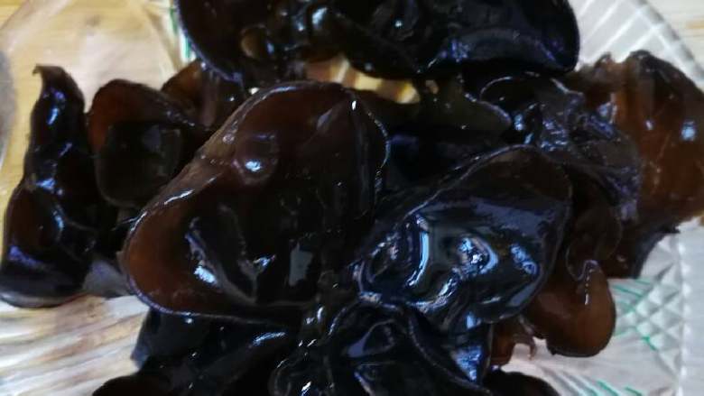 河虾蹄筋烩海参,提前泡好的黑木耳洗净待用。