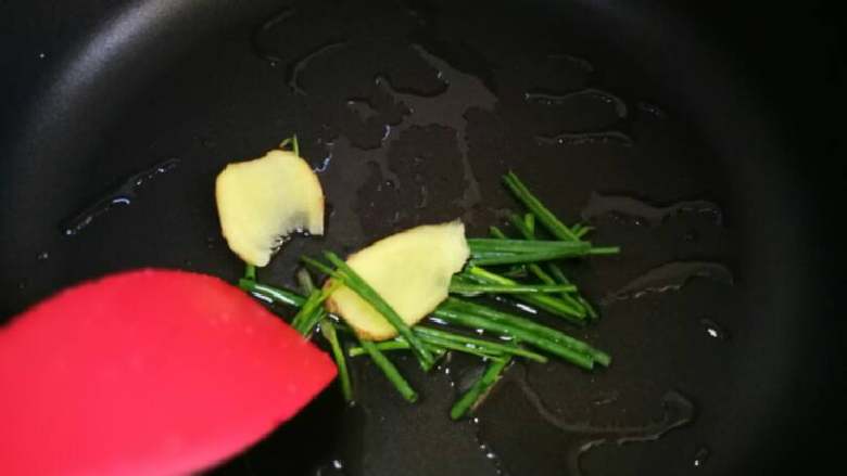 河虾蹄筋烩海参,锅内适量油热后下姜片葱段爆香，然后去除葱姜。