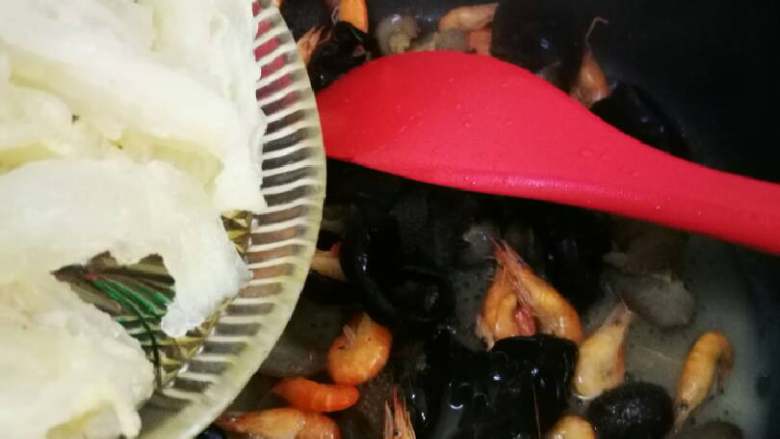 河虾蹄筋烩海参,加入黑木耳稍微煮下再加入蹄筋。