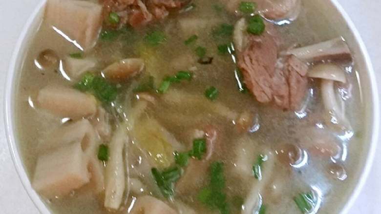 鸭肉莲藕菌菇汤,盛入汤碗中，撒上葱花趁热食用味道更佳。