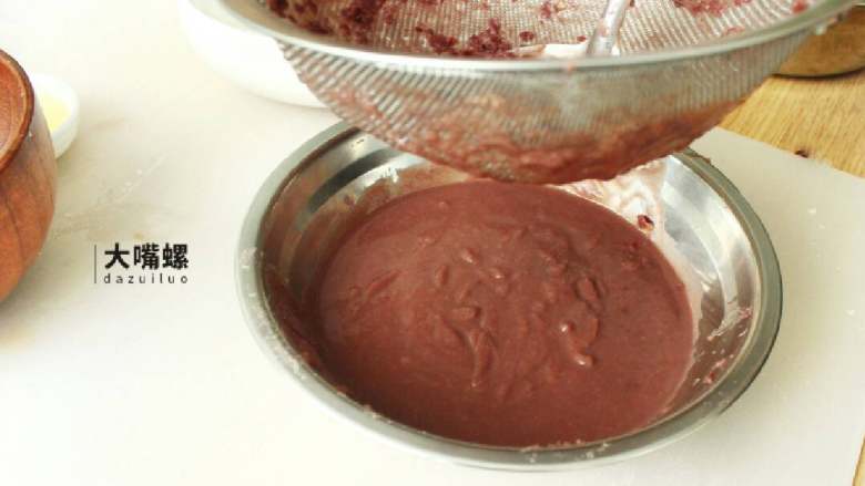 Q萌红糖冰皮月,将软烂的红豆用勺子压碎，加入适量水，用滤网将纯正的红豆原汁过滤到碗中，这样还能将多余的红豆皮一同过滤出去，最后制成的红豆沙的口感就会更加的柔顺哦