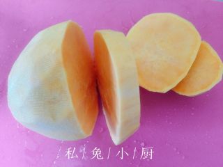 芒果红薯千层蛋糕（低卡低脂版）～,红薯洗净，用削皮器去皮，切成块。