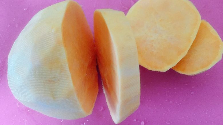 芒果红薯千层蛋糕（低卡低脂版）～,红薯洗净，用削皮器去皮，切成块。