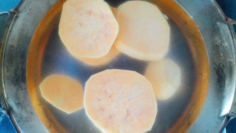 芒果红薯千层蛋糕（低卡低脂版）～,放入锅中，加水，让水能完全覆盖住红薯。