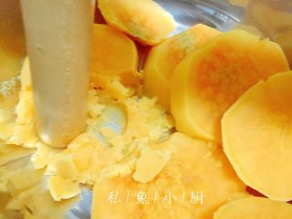 芒果红薯千层蛋糕（低卡低脂版）～,将红薯拿出来，放盆里，用擀面杖低端进行按压。