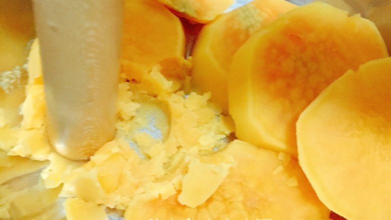 芒果红薯千层蛋糕（低卡低脂版）～,将红薯拿出来，放盆里，用擀面杖低端进行按压。