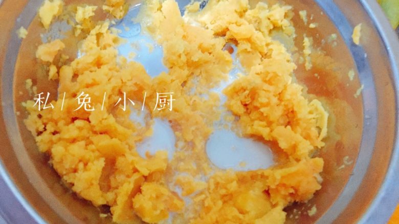 芒果红薯千层蛋糕（低卡低脂版）～,在红薯泥中倒入脱脂奶。