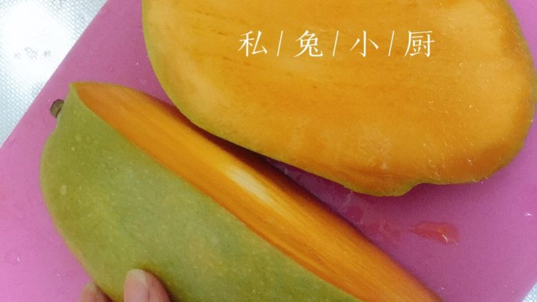 芒果红薯千层蛋糕（低卡低脂版）～,预测芒果核的位置，沿核的边将芒果切开。
