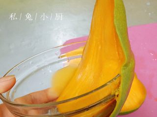芒果红薯千层蛋糕（低卡低脂版）～,用力将芒果皮贴着碗边往下压。
