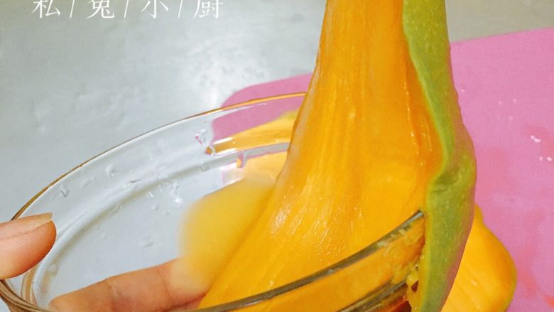 芒果红薯千层蛋糕（低卡低脂版）～,用力将芒果皮贴着碗边往下压。
