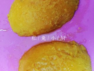 芒果红薯千层蛋糕（低卡低脂版）～,另一半也用同样的放法进行处理，得到两半完整的芒果肉。
