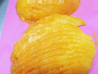 芒果红薯千层蛋糕（低卡低脂版）～,将芒果肉切成饱后均匀的芒果片，备用。