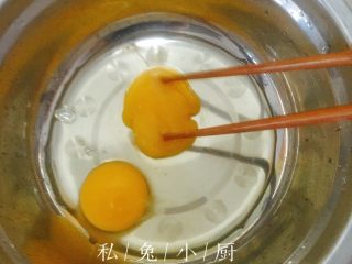 芒果红薯千层蛋糕（低卡低脂版）～,将2只鸡蛋打到盆里。