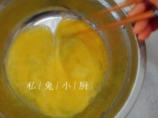 芒果红薯千层蛋糕（低卡低脂版）～,用筷子疯狂搅拌，搅拌均匀。