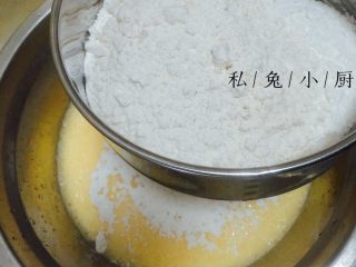 芒果红薯千层蛋糕（低卡低脂版）～,用面粉筛将玉米淀粉、低筋面粉过筛，加入溶液中。