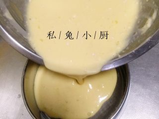 芒果红薯千层蛋糕（低卡低脂版）～,将面粉糊进行过筛。