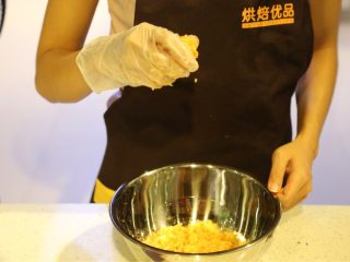 不一样的黄金月饼酥,咸蛋黄用白酒泡一下，烤箱180度烤5分钟。冷却后捏碎到撕碎了的肉松里面