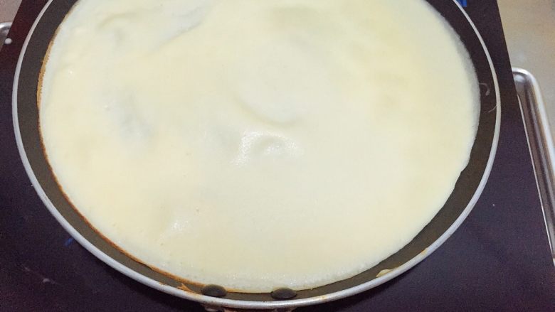 芒果红薯千层蛋糕（低卡低脂版）～,转小火进行加热，看到面饼中间开始冒大泡就可以起锅啦。