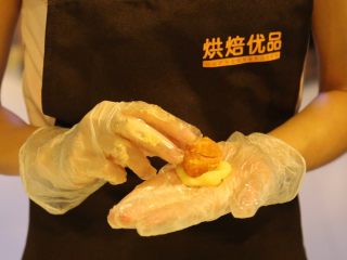 不一样的黄金月饼酥,冷却的麻薯分成8个约17克的麻薯团，捏扁包着黄金肉松团，备用。