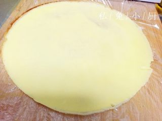 芒果红薯千层蛋糕（低卡低脂版）～,圆圆的饼皮，其实可以直接拿来用，但是为了得到大小一样的标准圆饼，还要对它进行操作。