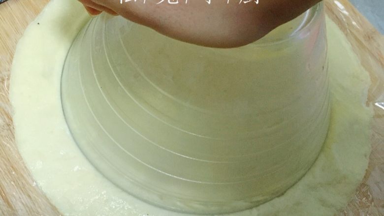 芒果红薯千层蛋糕（低卡低脂版）～,用力按压碗底，边按边轻轻转动碗。