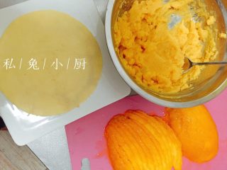 芒果红薯千层蛋糕（低卡低脂版）～,把前期准备好的红薯泥、芒果片和饼皮拿出来，开始制作千层蛋糕。