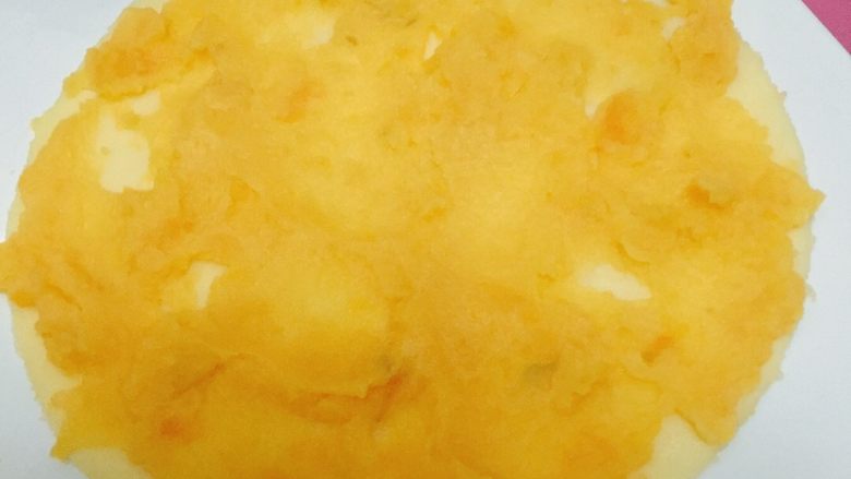 芒果红薯千层蛋糕（低卡低脂版）～,把一张饼皮放在盘子上，抹上一层红薯泥。