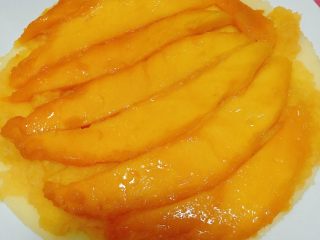 芒果红薯千层蛋糕（低卡低脂版）～,在红薯泥上铺上一层芒果片。