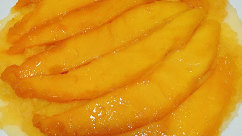 芒果红薯千层蛋糕（低卡低脂版）～,在红薯泥上铺上一层芒果片。