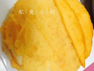 芒果红薯千层蛋糕（低卡低脂版）～,再铺上一层饼皮，抹上红薯泥，铺上芒果片，依次操作到最后一层饼皮铺在芒果片上。