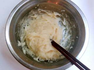 红豆沙冰皮月饼+#中秋食饼记#,取出，搅拌至凉。
