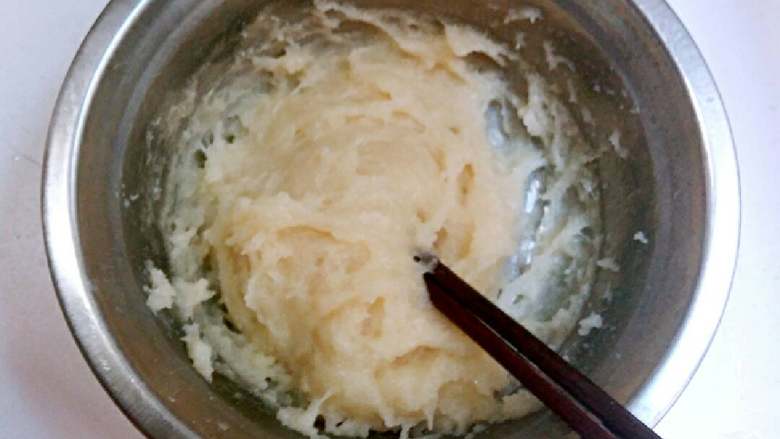 红豆沙冰皮月饼+#中秋食饼记#,取出，搅拌至凉。