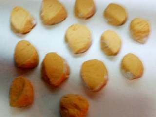 红豆沙冰皮月饼+#中秋食饼记#,切成小剂子