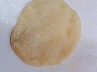 红豆沙冰皮月饼+#中秋食饼记#,边上摁薄