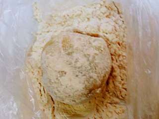 红豆沙冰皮月饼+#中秋食饼记#,在炒熟的面粉中来回滚一下，
