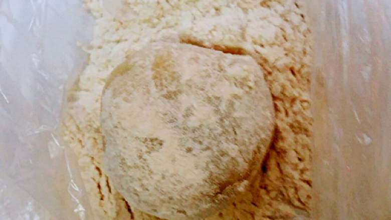 红豆沙冰皮月饼+#中秋食饼记#,在炒熟的面粉中来回滚一下，