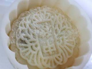 红豆沙冰皮月饼+#中秋食饼记#,倒入模具中进行按压。